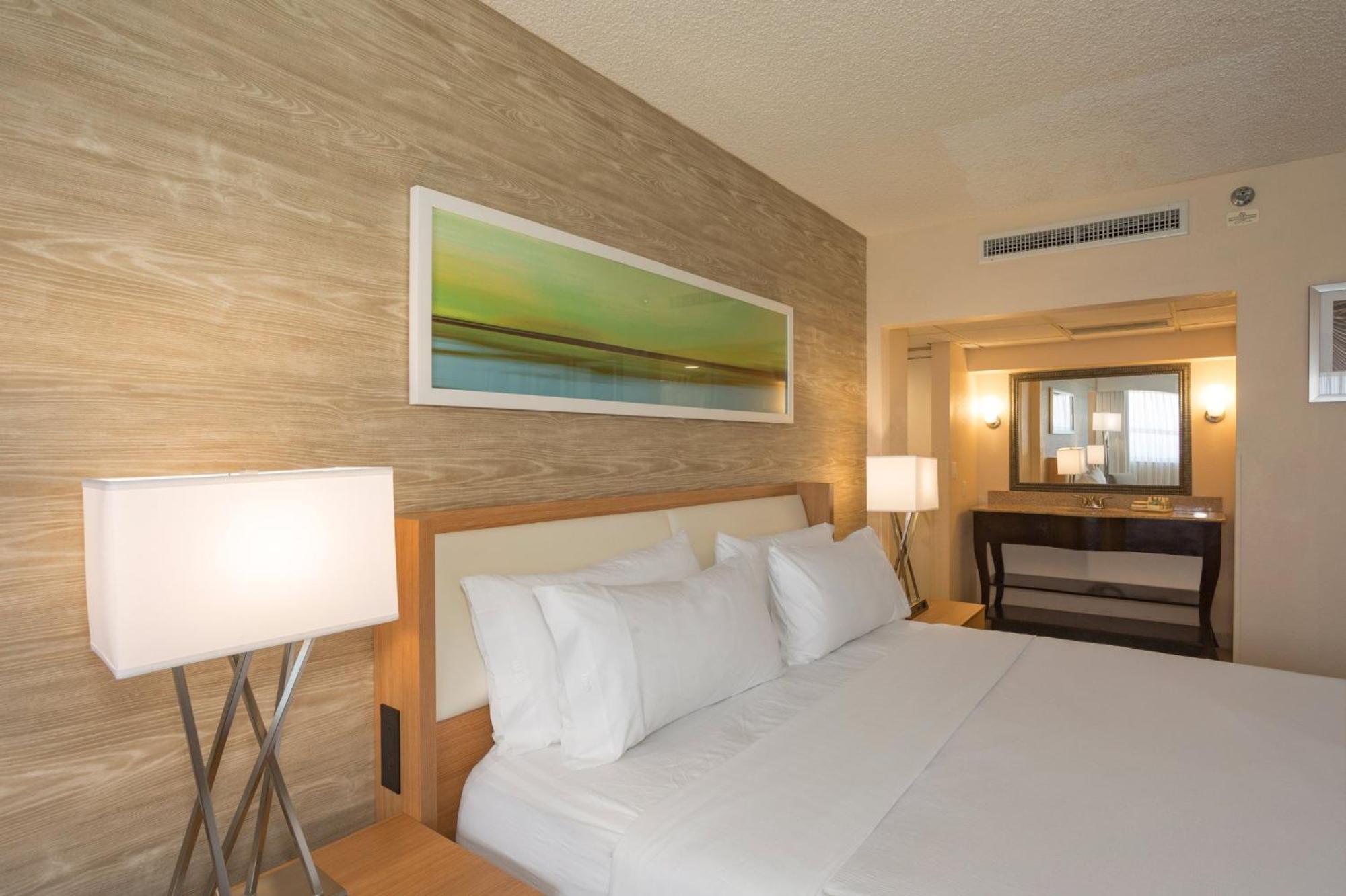 Suite con cama extragrande y vistas al mar